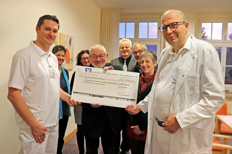 Siegfried Müller (4. v. l.) überreicht den Spendenscheck an Jens Menzel, den pflegerischen Leiter der Palliativstation und Dr. Jörg Lubrich, Chefarzt Innere Medizin, im Beisein seiner vier Kinder und Dr. Götz Pahl (hinten Mitte), Schatzmeister des Förderkreises des Malteser Krankenhauses St. Carolus Görlitz. Foto: Stephanie Hänsch