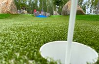 Der Minigolf-Platz umfasst 18 Löcher, die sich an regionale Sehenswürdigkeiten und Bezüge anlehnen.