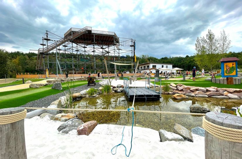 Blick vom Minigolf-Platz auf den Hochseilgarten.