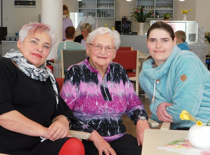 Heike Eichinger (55), ihre Mutter Ruth Wittig (91) und Enkelin Cindy Eichinger (34) (v. l. n. r.) beim Generationen-Gespräch im Katharinenhof Klotzsche.