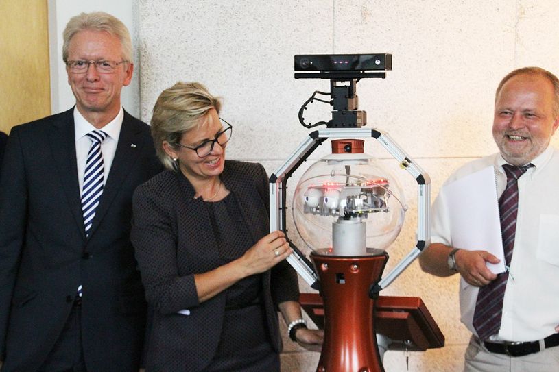 V.l.: Der Rektor der HTW Prof. Dr. Roland Stenzel, Sozialministerin Barbara Klepsch, August der Smarte und Hans-Joachim Böhme (HTW). Foto: Schramm
