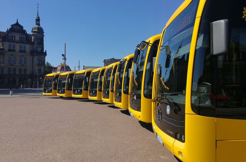 Aufgereiht vor der Kulisse des Theaterplatzes - die neuen E-Busse der DVB.