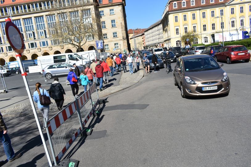 entlang der Kreuzstraße bis zum Rathaus-Eingang Goldene Pforte.