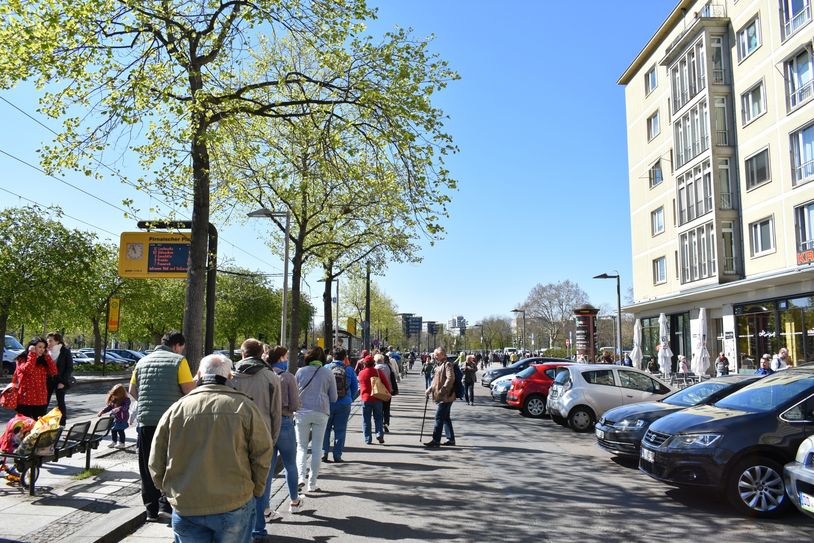 Anstehen und warten auf eine Gratis-Maske vom Pirnaischen Platz ...