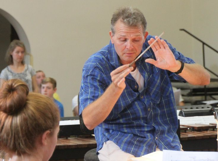 Engagiert und konzentriert bei der Probenarbeit: Orchesterleiter Thomas Grote. Foto: Weser