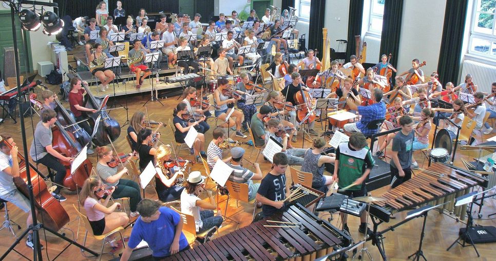 Mehr als achtzig junge Musiker gilt es musikalisch und organisatorisch zu führen. Foto: Weser