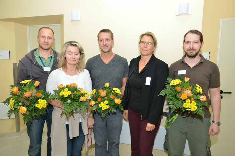 Stellvertretend für all jene Pflegekräfte, die bei einem Brand im CTK am Donnerstag beherzt gehandelt hatten, bekamen die Krankenpflegerinnen und Krankenpfleger Stephan Noack, Anett Oesterreich, Karsten See und Robert Krisch Blumen und eine kleine Anerkennung von der Geschäftsleitung. Foto: CTK