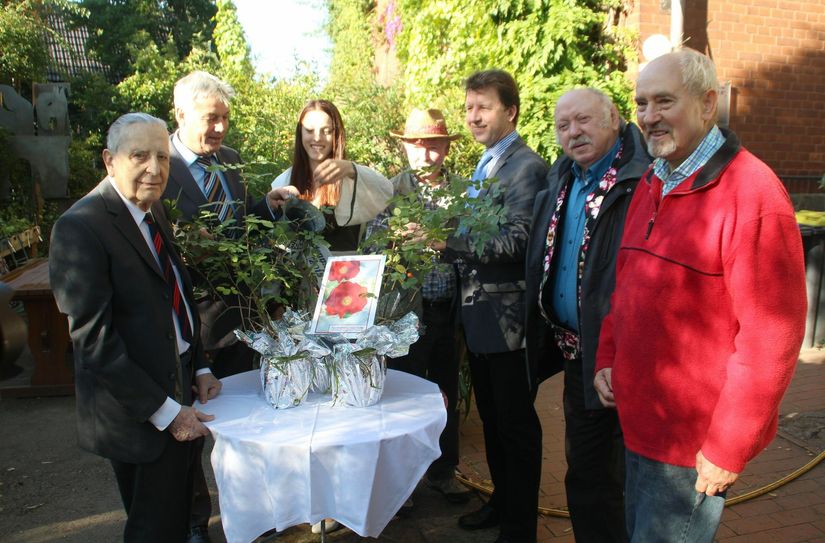 Rosentaufe im Saxdorfer Pfarrgarten, v.l.: Pfarmazierat Dr. Wolfgang Liebe, Kurstadt-Bürgermeister Thomas Richter, Hirtenmädchen Barbara, Clara Schäuble; Gärtnermeister Roland Graeff, Uebigau-Wahrenbrücks Bürgermeister Andreas Claus, Gartenkünstler Hanspeter Bethke und Pfarrer Karl-Heinz Zahn.                                         Foto: H. Lübeck