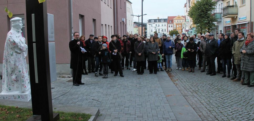 Pfarrer Herrbruck hat den Stelenweg zur Reformationsgeschichte vor zahlreichen interessierten Bürgern freigegeben. Foto: Jürgen Weser