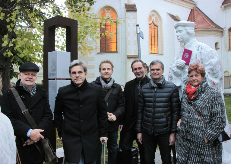 Dr. Rainer Ernst, Bürgermeister Jörg Gampe, Steffen Kaczmierczak von den Pictografen, Pfarrer Marcus Herrbruck, Jürgen Habermann und Barbara Hackenschmidt nach der Enthüllung der ersten Stele zur Reformationsgeschichte. Foto: Jürgen Weser