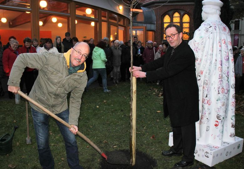 Während des Lutherfestes wurde auch ein Lutherbaum gepflanzt. Foto: Jürgen Weser