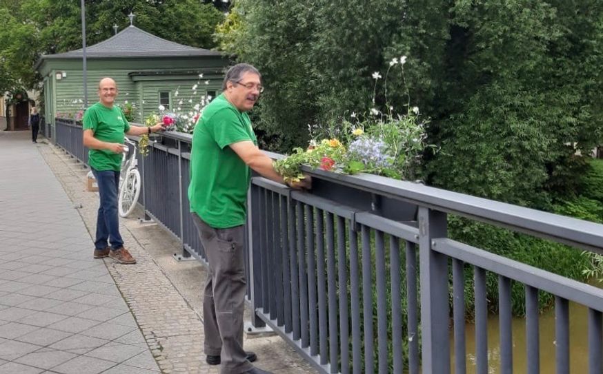Ralf-Dieter Drews (links) und Jörg Pietsch vom LAGA-Verein montieren nun auch auf der zweiten Seite des Brückengeländers Blumenkästen. Foto: LAGA-Verein