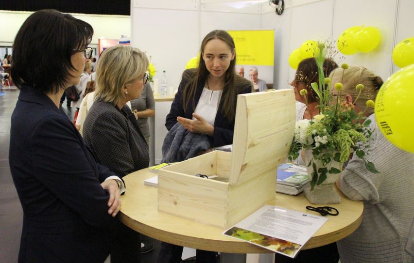Verlagsleiterin Sina Häse, Sachsens Sozialministerin Barbara Klepsch und Dresdens Sozialbürgermeisterin Dr. Kristin Klaudia Kaufmann während des Messe-Rundgangs am Stand der Dresdner Stadtverwaltung. Foto: Pönisch