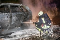 Die Feuerwehr konnte das Fahrzeug nicht mehr retten.