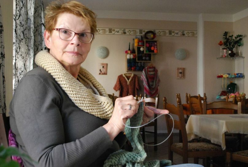 Im Strick-Café auf der Karl-Marx-Straße kann man von Angelika Ansorg lernen, wie man strickt, im Glasmuseums zeigt sie, wie man Pralinen herstellt. Foto: Keil
