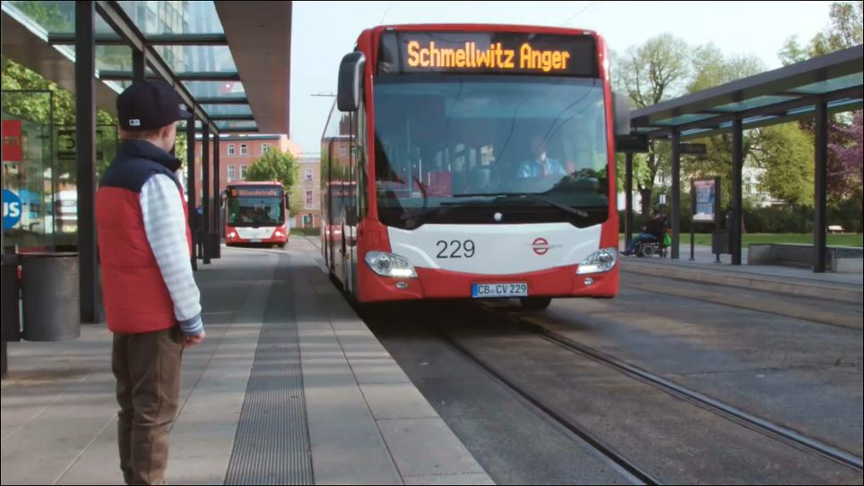 Junge auf den Bus wartend an der Haltestelle „Stadthalle Puschkinpromenade“ Foto: Cottbusverkehr