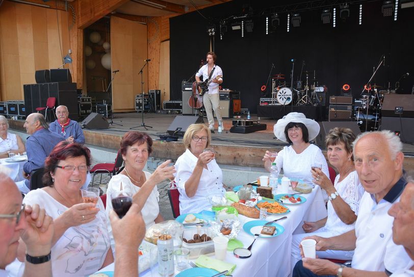 Auch Bürgermeisterin Christine Herntier (mit Hut) war bei der Weißen Tafel in geselliger Runde dabei.