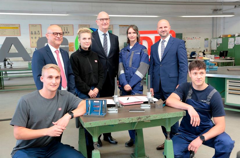 Martin Seiler (DB, 2.v.l.), Ministerpräsident Dietmar Woidke (m.) und Jörg Waniek (LEAG, 2.v.r.) mit den Azubis der DB und LEAG in Jänschwalde.