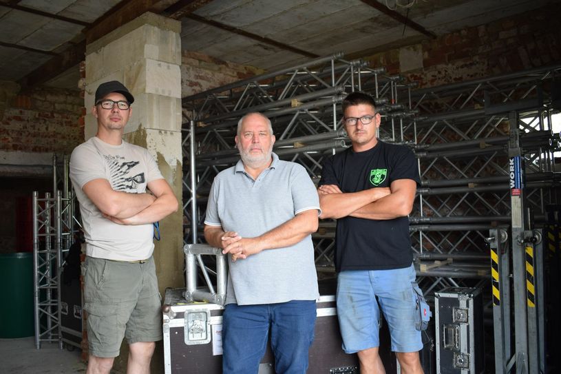 René Grocholl von den Jolly Jumpers, Harry Weiß von Audiotronic und Marcel Baumgart vom Jugendclub Putzkau (v.l.n.r.) sehen die Kultur-und Veranstaltungsbranche ernsthaft in Gefahr. Viele Künstler und Veranstalter haben Existenzängste. Foto: Sandro Paufler