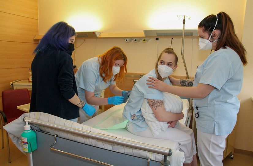 Letzte Vorbereitungen für den Praxiseinsatz: Die Schülerinnen Viviana, Jaimy, Elisa und Lara üben die Lumbalpunktion.