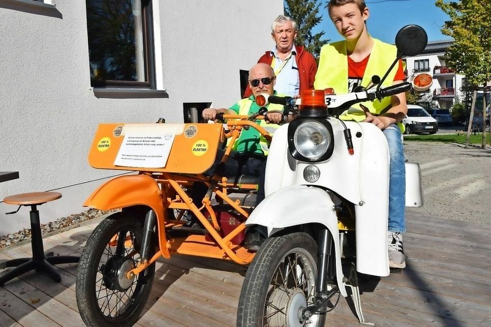 Das Foto zeigt das orangefarbene Elektro-Duo (li.) vor dem Naturwissenschaftlichen-Technischen Kinder- und Jugendzentrum NATZ e. V. in Hoyerswerda im Jahr 2019. Jetzt wurde es vom BTU-Campus in Senftenberg gestohlen. Foto: © Katrin Demczenko