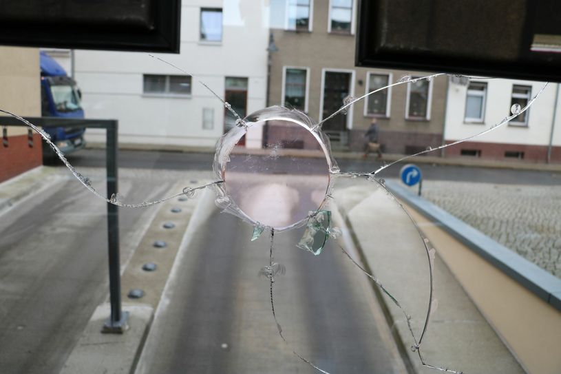 Unbekannte Täter warfen Steine gegen den Glasgang und in die Fenster der Sparkasse Elbe-Elster in der Schulstraße in Finsterwalde.