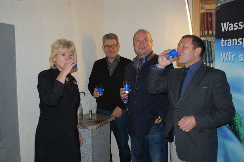Gaby Langmann, OB Klaus-Peter Hanke, Olaf Schwarze und Christian-Schmidt-Doll  (v. li.) haben den Brunnen sofort getestet.                                                                   Foto: Wo