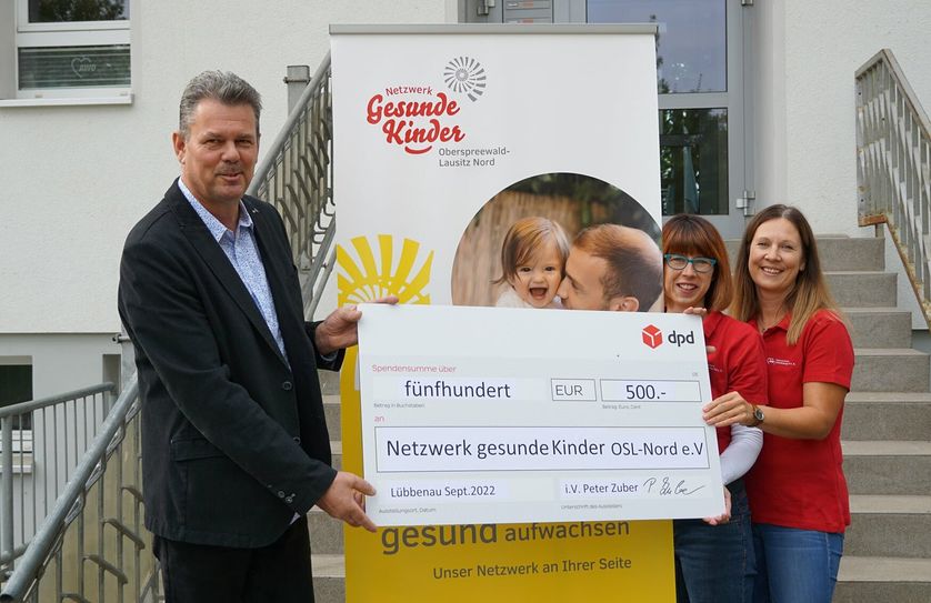 Peter Zuber, Niederlassungsleiter des DPD Depot 103, überreichte einen Spendenscheck an Nadine Dreßler und Franziska Dörnfeld.