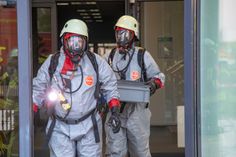 Mit Speziallanzügen gehen die Kameraden der Freiwilligen Feuerwehr behutsam am Einsatzort vor.