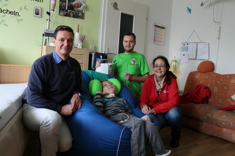 Benny mit seinen Eltern. Foto: Johanniter