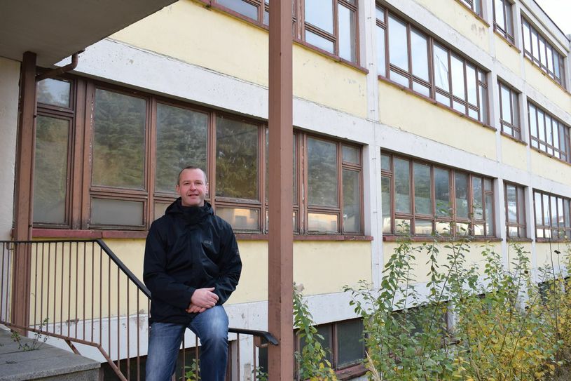 Bürgermeister Sebastian Hein macht Platz für neues. Schon im Dezember können die Bagger anrücken, um das alte Gebäude abzureißen. Foto: Sandro Paufler