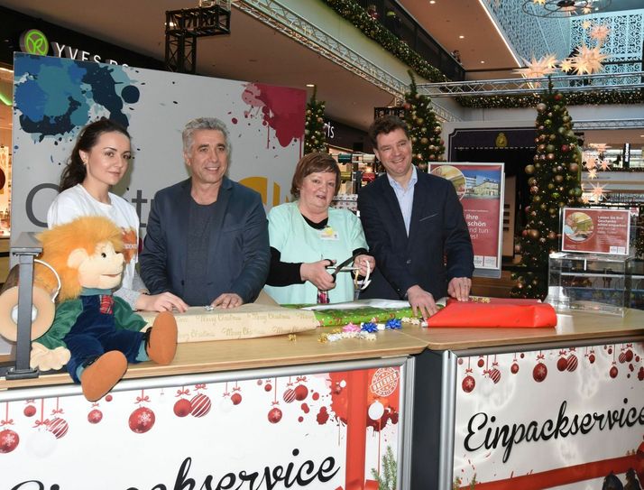 Irna Dedovic, Prof. Guido Fitze (Direktor der Klinik für Kinderchirurgie), Christine Langner (Koordinatorin der Grünen Damen und Herren am Uniklinikum) und Dirk Fittkau (Manager der Centrum Galerie). Foto: Uniklinik