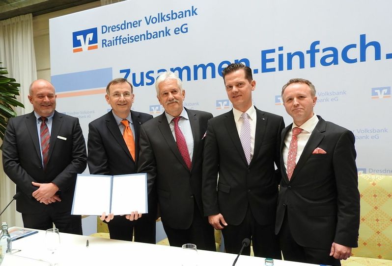 Vorstände beider Banken nach Vertragsunterzeichnung. Fotos. Pönisch