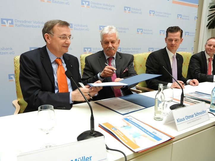 Thomas Müller (VR Bank Dresden) und Klaus Otmar Schneider (Volksbank Bautzen, 1.+2.v.l.) unterzeichnen den Kooperationsvertrag für eine geplante Fusion 2017.