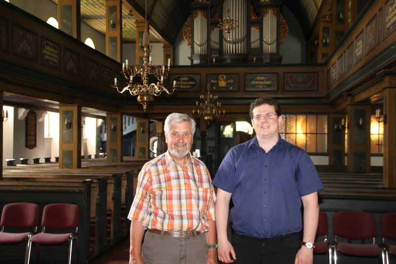 Udo Zange (links) und Pfarrer Andreas Deckstrom in der evangelischen Kirche in Rietschen. Foto: Keil