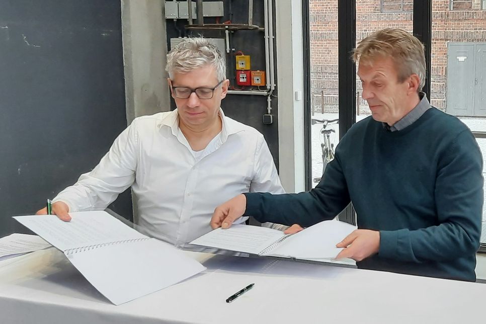 Jörg Polenz und Frank Wallburger (v.l.) besiegelten mit ihrer Unterschrift am 29. Januar 2021 den Strategischen Partnerschaftsvertrag beider Vereine. Foto: Pönisch