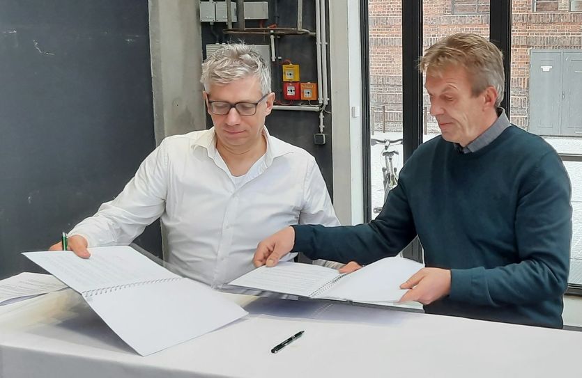 Jörg Polenz und Frank Wallburger (v.l.) besiegelten mit ihrer Unterschrift am 29. Januar 2021 den Strategischen Partnerschaftsvertrag beider Vereine. Foto: Pönisch