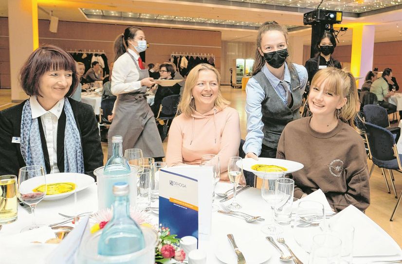 Schulabsolventen treffen beim AZUBI-Dinner auf Gastrolehrlinge und Ausbildungsberater.