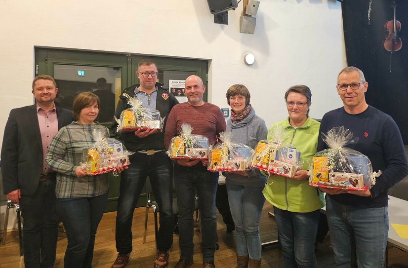 Besonders engagierten Mitglieder des Fördervereins Wassersportgemeinschaft Niederlausitz e.V. im Jahr 2023 wurden jetzt ausgezeichnet (v.l.n.r.): Niko Gebel, Ramona Kleinichen, Matthäus Schöne, Rex Nowka, Ramona Tischer, Martina Rothert und André Kleinichen.
