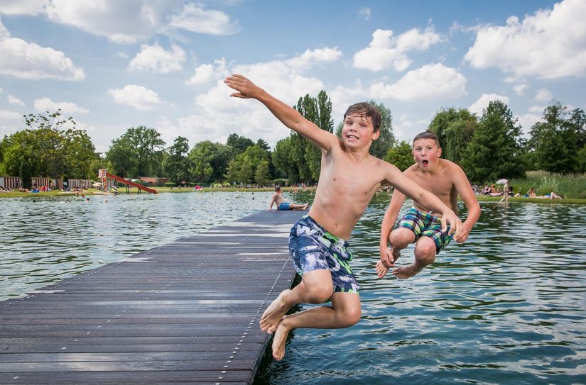 Ab sofort kann auch im Naturbad Mockritz wieder geplanscht werden.