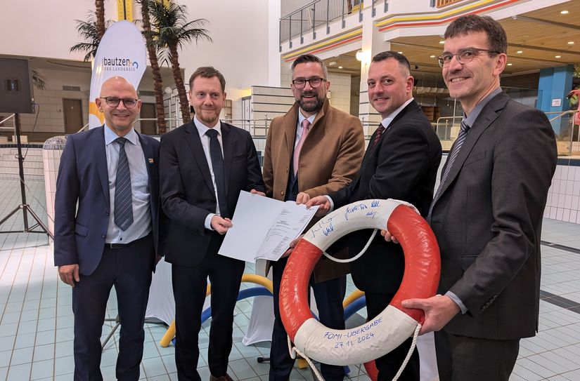 Bürgermeister Sven Gabriel, Ministerpräsident Michael Kretschmer, Wirtschaftsminister Martin Dulig, Landrat Udo Witschas und der Erste Beigeordnete Jörg Szewczyk (v.l.) bei der feierlichen Fördermittelübergabe für die Sanierung der Körse-Therme.