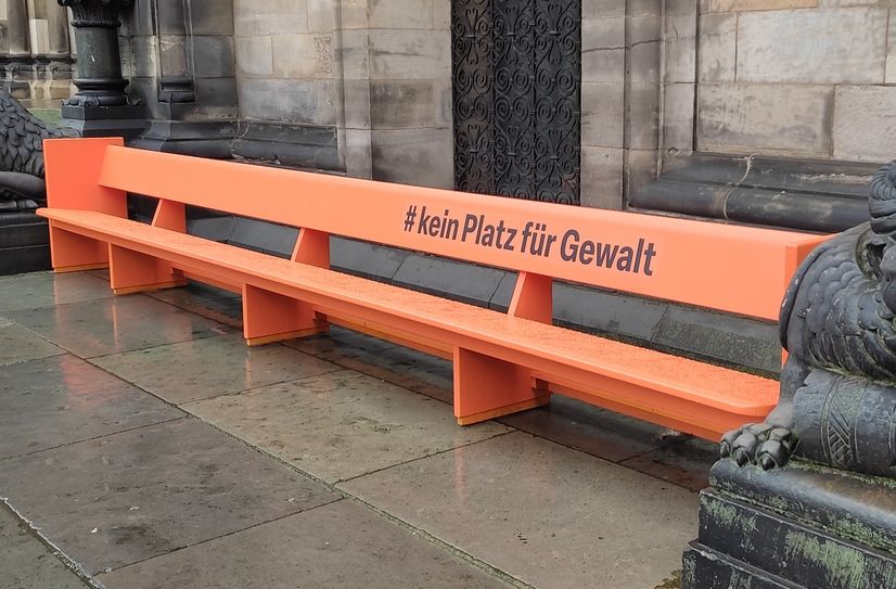 Die orangen Bänke stehen bereits an vielen Orten in Deutschland, wie etwa hier vor dem St. Petri Dom in Bremen.