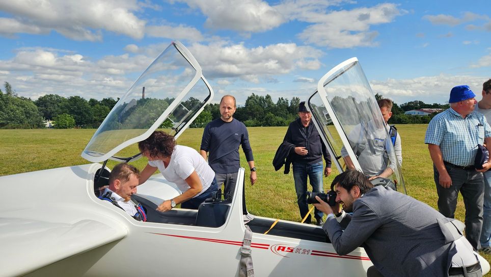 Ministerpräsident macht sich für einen Segelflug über Görlitz startklar.