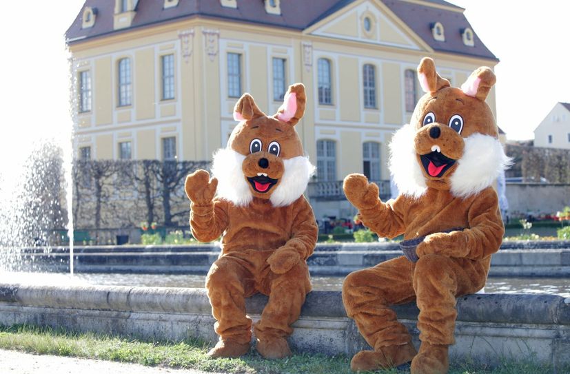 Zwei Osterhasen vor einem Springbrunnen im Barockgarten Großsedlitz.