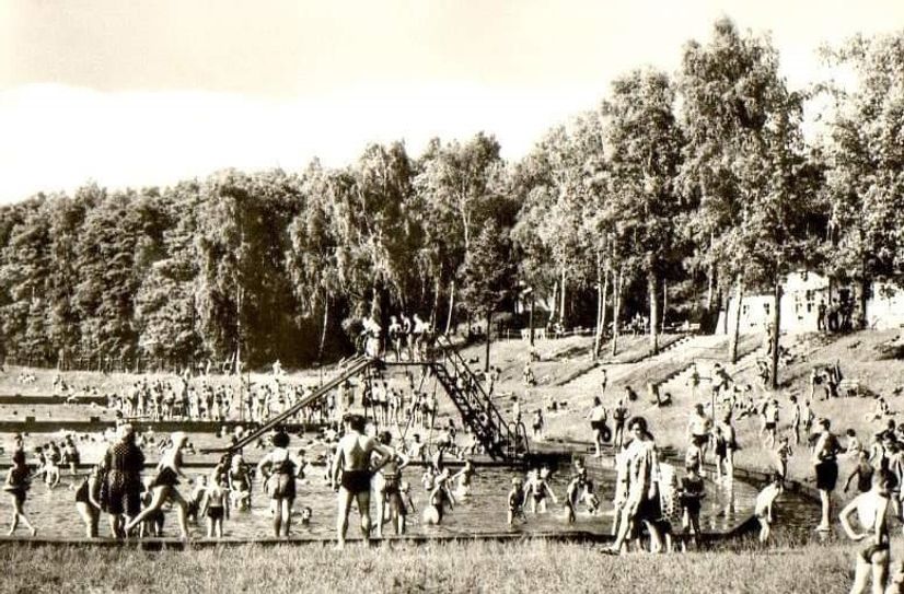 Das Freibad war schon von Beginn an ein beliebtes Ausflugsziel. Diese Aufnahme stammt vermutlich aus den 1950er Jahren.