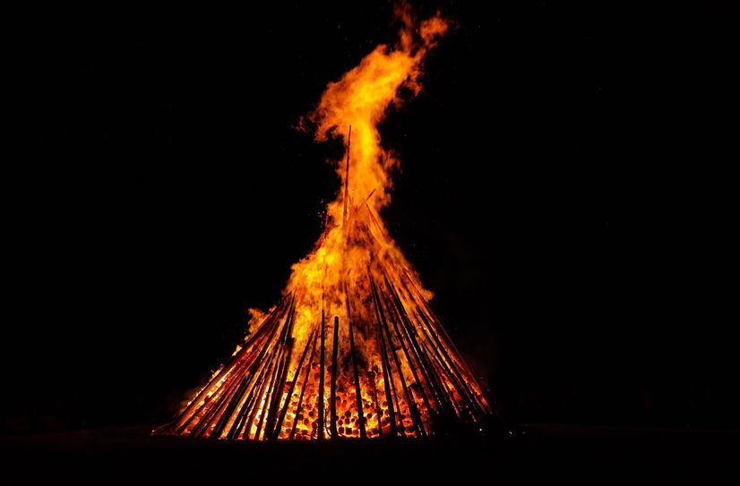 Nach dem Gesang wird traditionell das Sonnenwendfeuer entzündet.