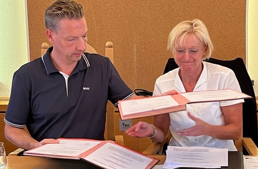 Die Steinigtwolmsdorfer Bürgermeisterin Kathrin Gessel und der Zweckverbandsvorsitzende Michael Herfort bei der Unterzeichnung der Vereinbarung zum Beitritt.