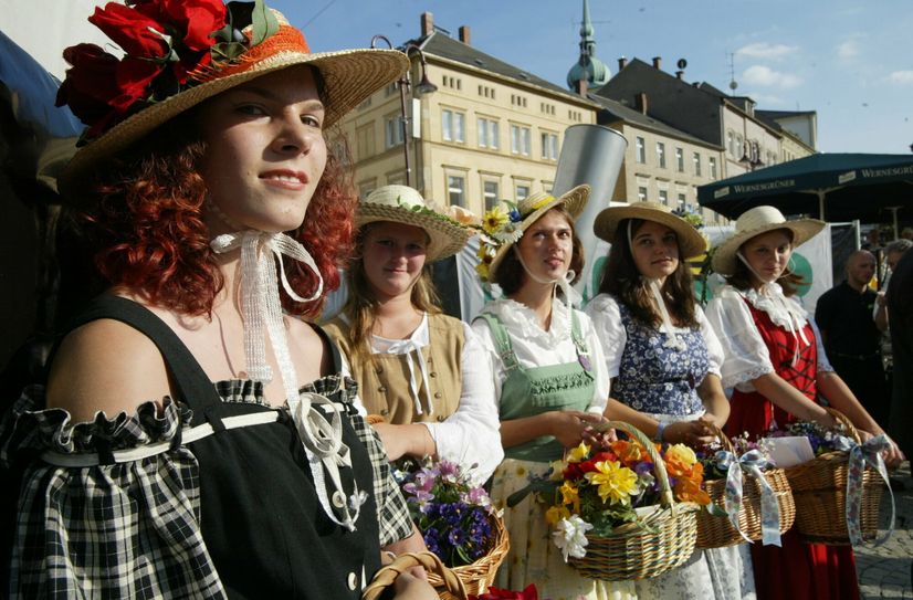 Blumenmädchen und Hostessen beim »Tag der Sachsen« 2003 in Sebnitz.