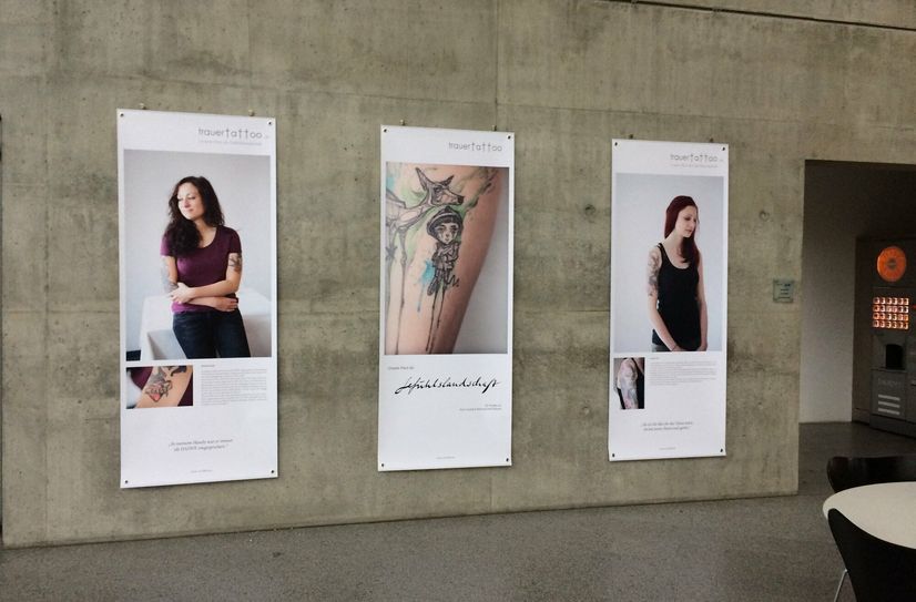 Die Ausstellung zeigt Fotos und erzählt die Geschichten von Menschen in Trauer und ihren Trauertattoos.