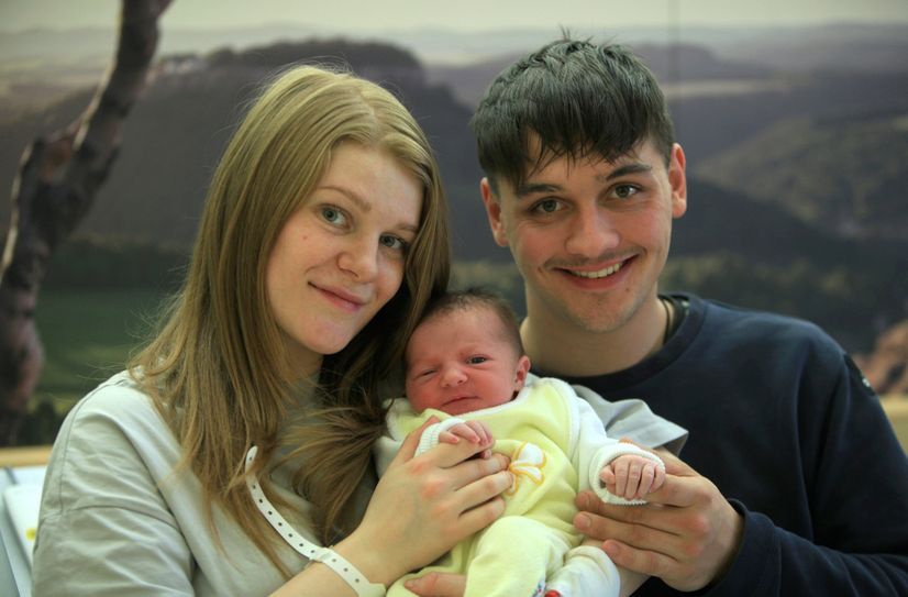 Das Neujahrsbaby Erika mit ihren stolzen Eltern Luisa und Philipp.